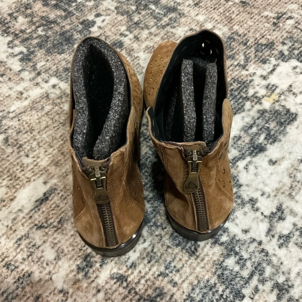 Kanna Sundance Suede Ankle Booties NWOT Size 9
